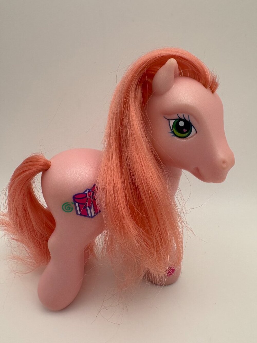 My Little Pony (MLP) Sno-Glo Winter Presents Earth Pony 2002 G3 (MLP: LOT1-31)